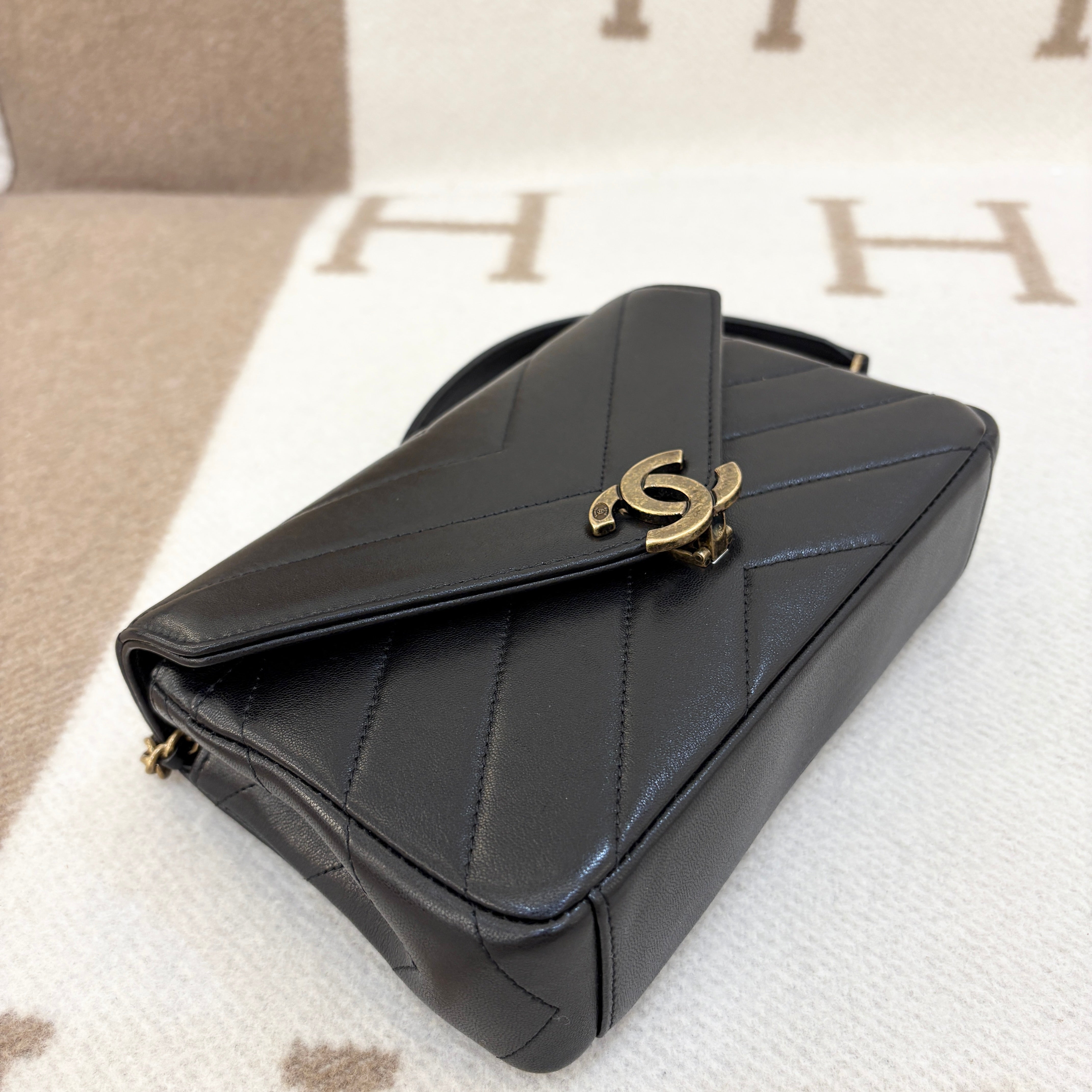 Chanel Chevron Quilted Shoulder Bag Lambskin Black - 0527m9-9