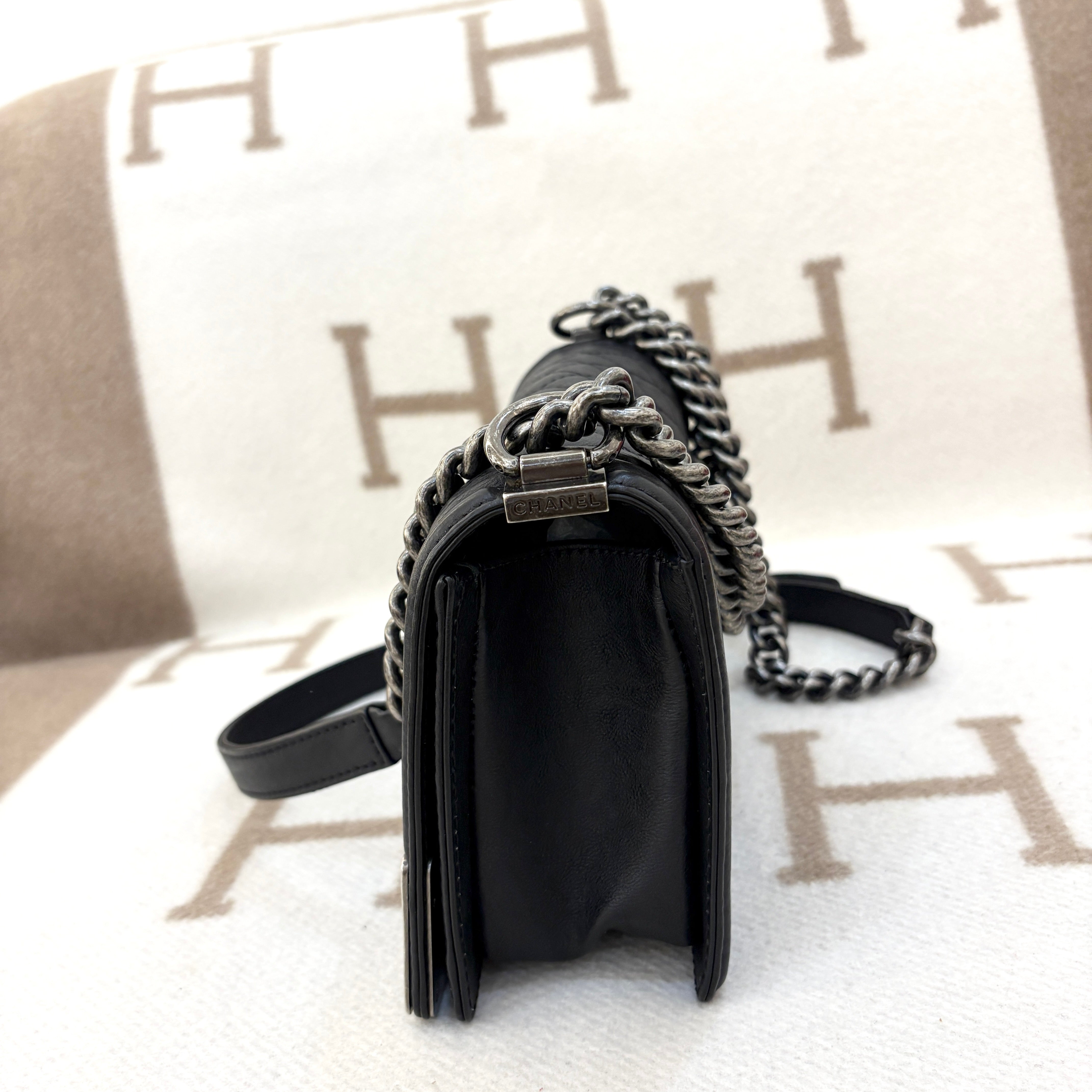 Chanel Quilted Medium Boy Flap Calfskin Black - 0528n2-6_b6020a28-0045-4832-a8d3-e02546a1b5cb