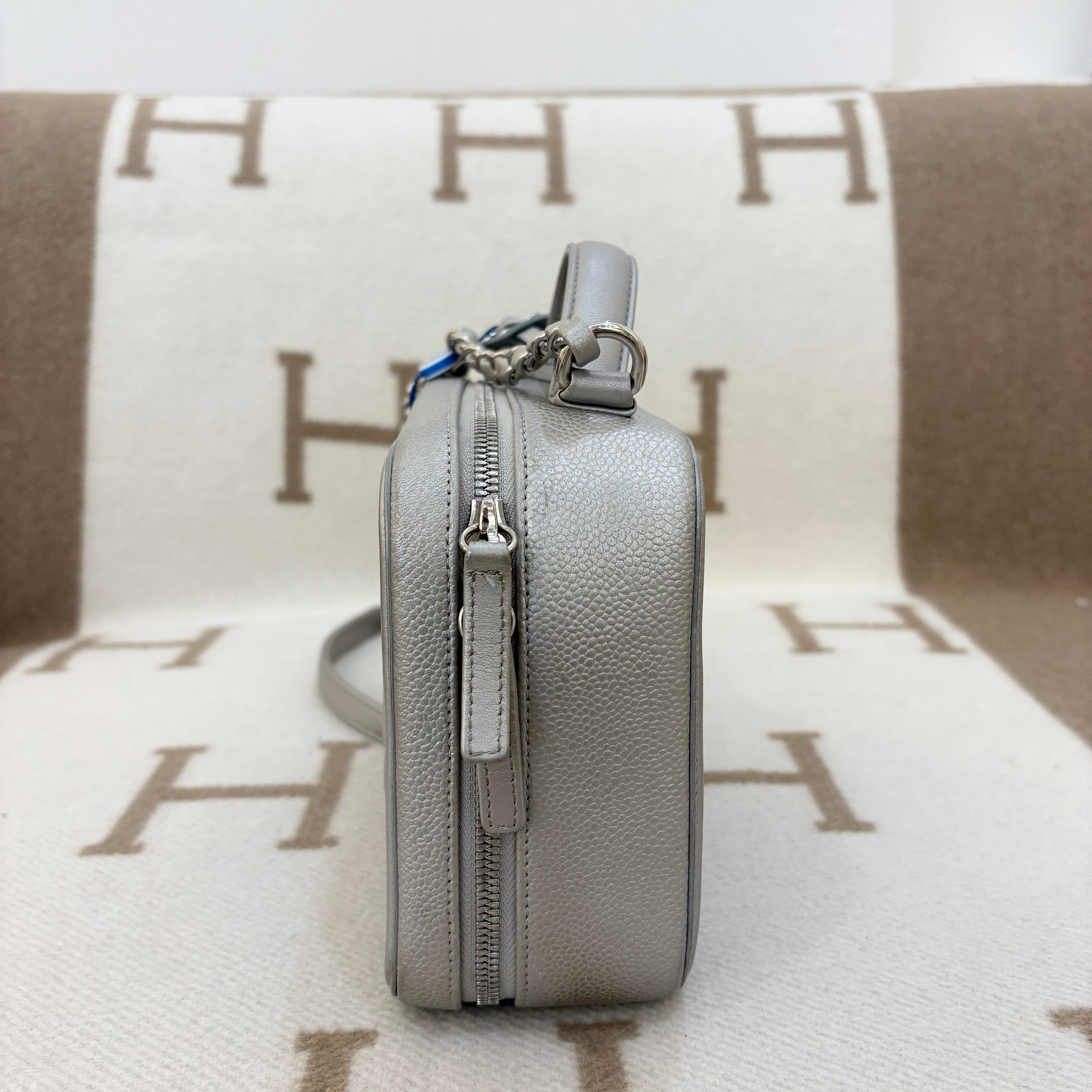 Chanel CC Camera Case Medium Grained Calfskin Silver - 0715m1-4_c426d1af-4a48-498f-b67c-63fbbcc767ed