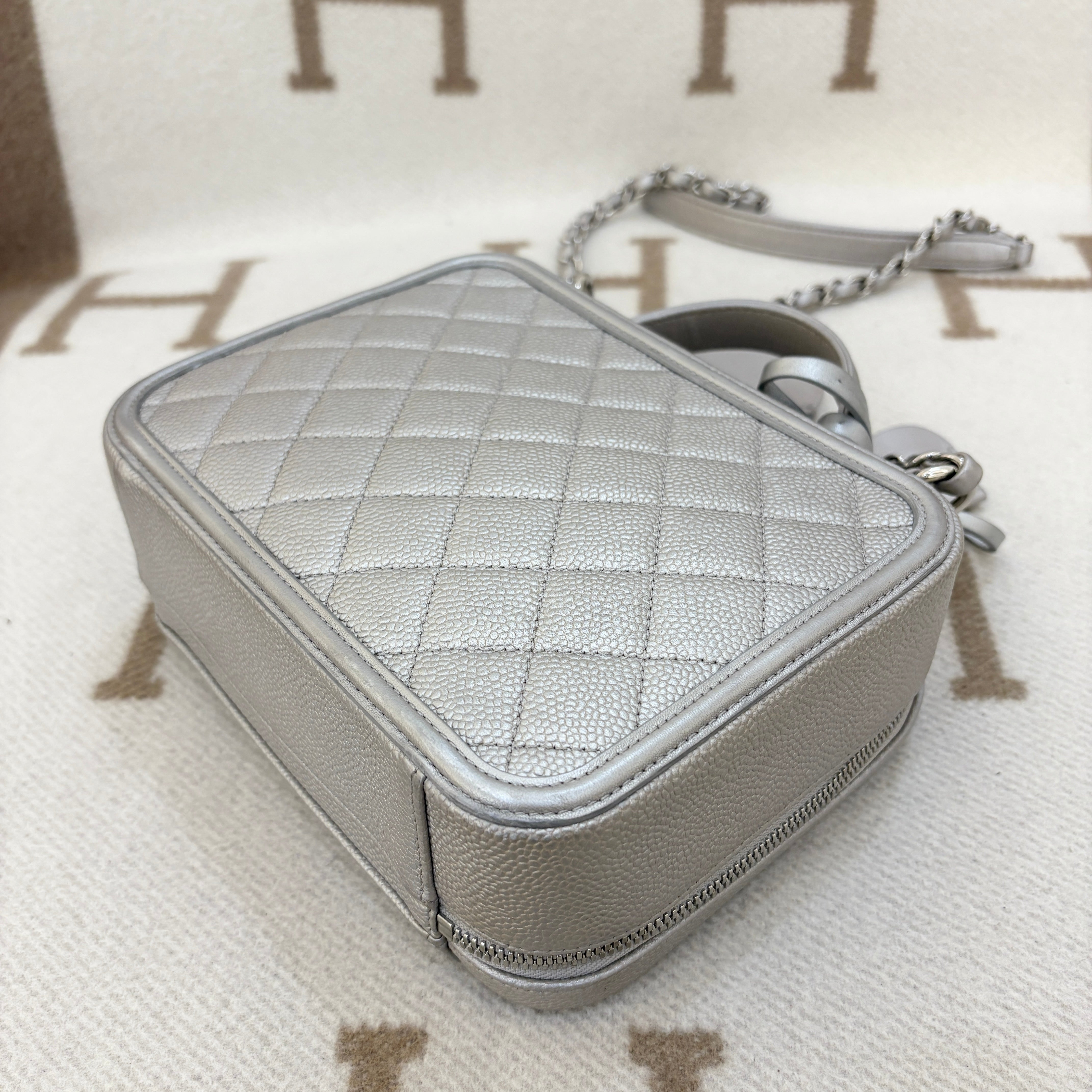 Chanel CC Camera Case Medium Grained Calfskin Silver - 0715m1-9_e31245da-4146-46f1-b13d-b66d44272132