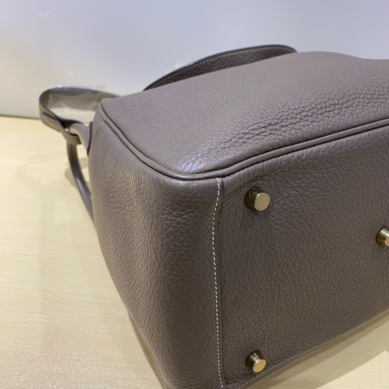 Hermes Lindy 30 Taurillon Clemence 18 Etoupe - mh2419858-6_6cb1bd5c-ae31-4aed-9fef-46009f91d53d