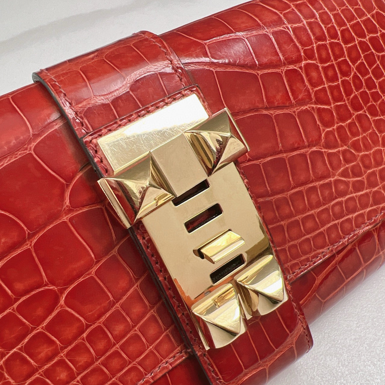 Hermes Medor Clutch Shiny Alligator D5 Geranium - mk101859-10_30a1a7b0-239c-4d45-abff-34c5f0891ece