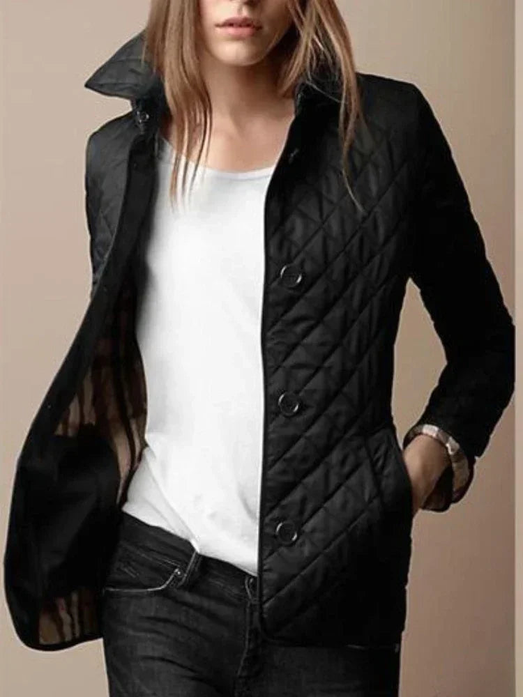 Elegante gewatteerde damesjas met verfijnde pasvorm, geschikt voor stijlvolle en warme winterlooks.