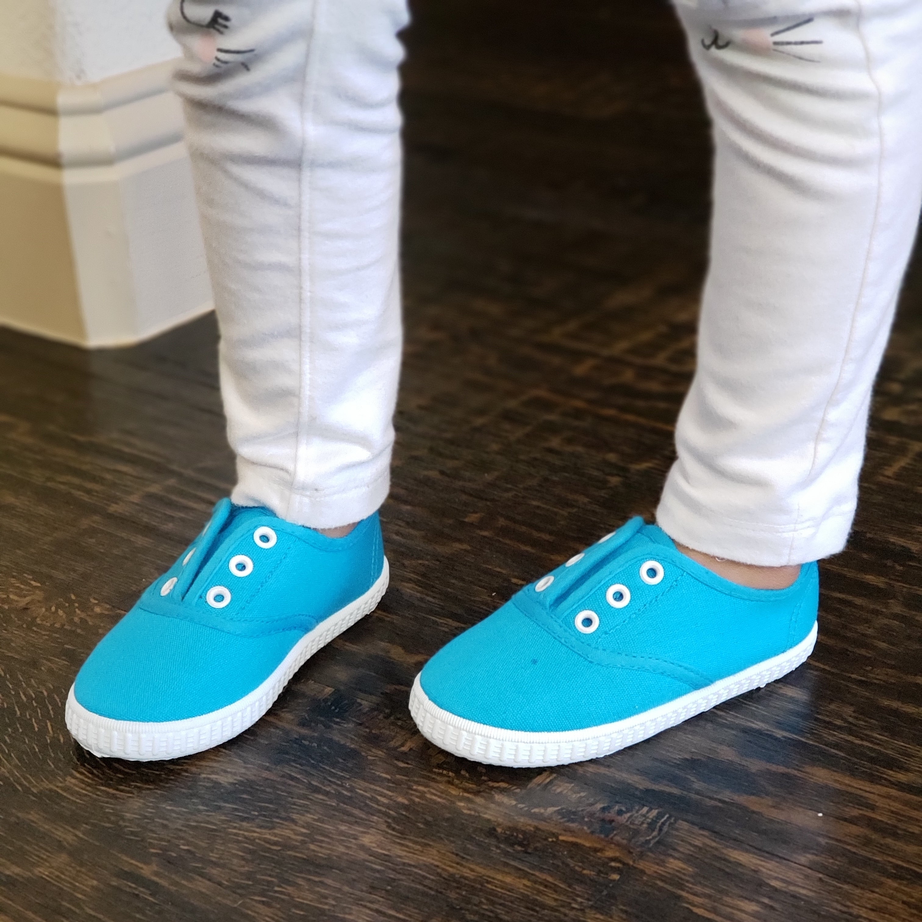 girls laceless sneakers