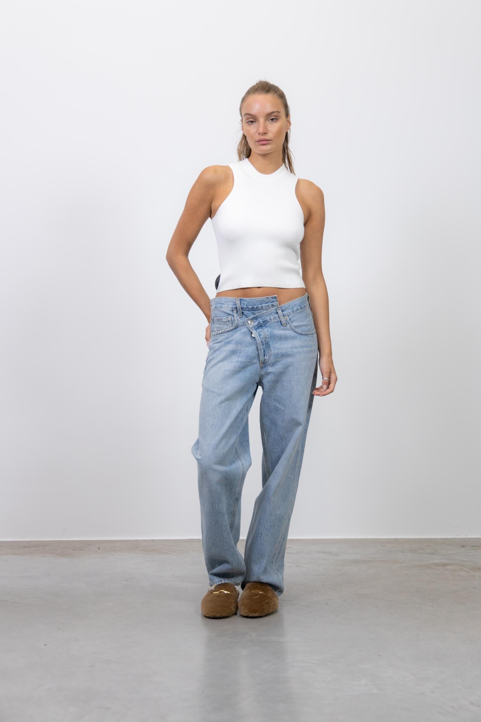 THE ICONIC ASYMETRIC JEANS IN ETERNAL – KURE