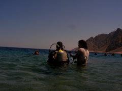 Plongée sous-marine depuis la plage de Charm el-Cheikh. Un oreiller de voyage en microfibre Pillowpacker® aurait été parfait pour se reposer entre deux plongées !