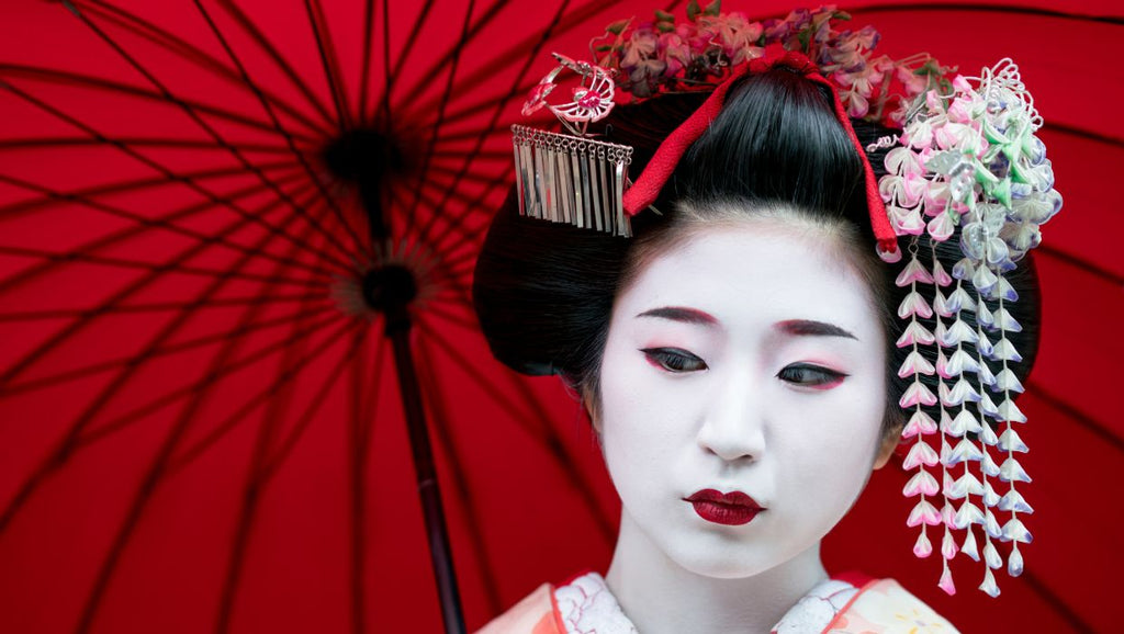 geisha wearing thick white facepaint