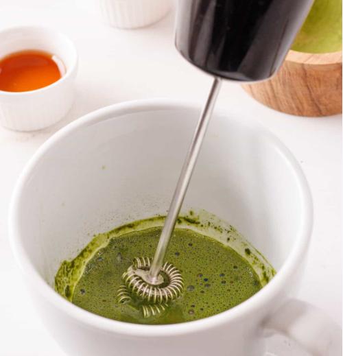 How to make matcha tea with a milk frothe