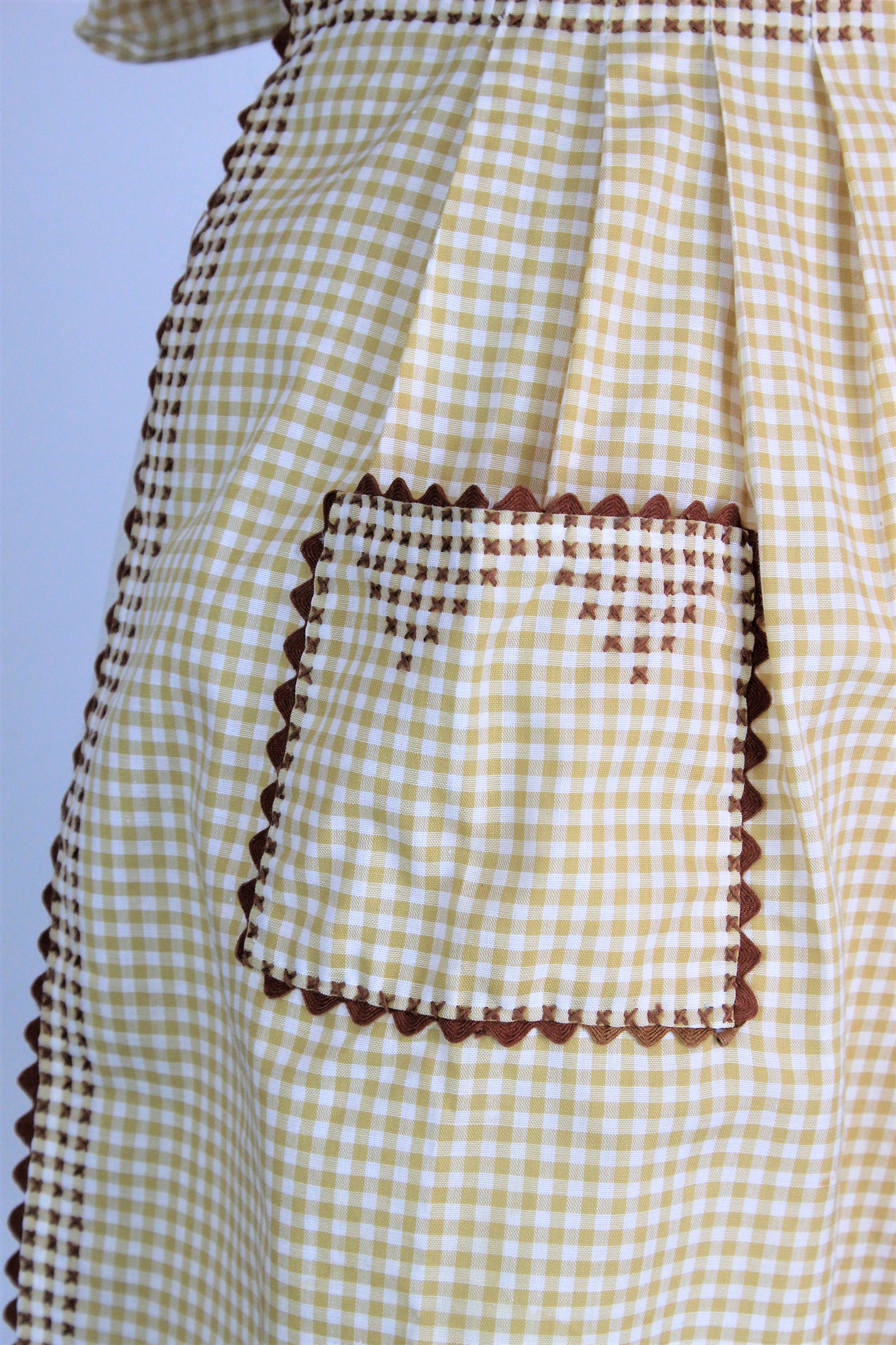 Vintage 1960s Gingham Apron With Pocket Toadstool Farm Vintage 9155