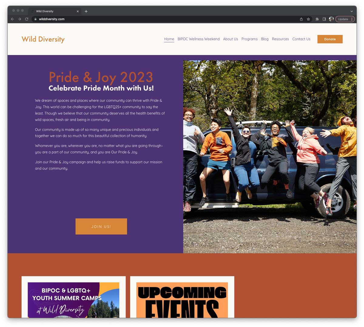 Image of the Wild Diversity website homepage showing a group of people in front of a car parked in the woods and jumping at the same time.