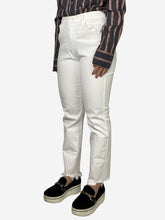 Load image into Gallery viewer, White high waisted jeans with distressed hem - size W29
