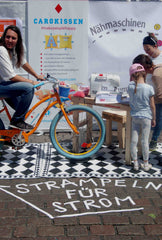 Strampeln für Strom - nachhaltig Nähen bei Carokissen auf dem Monnem Bike Fahrradfestival  © Foto: Uli Bennert