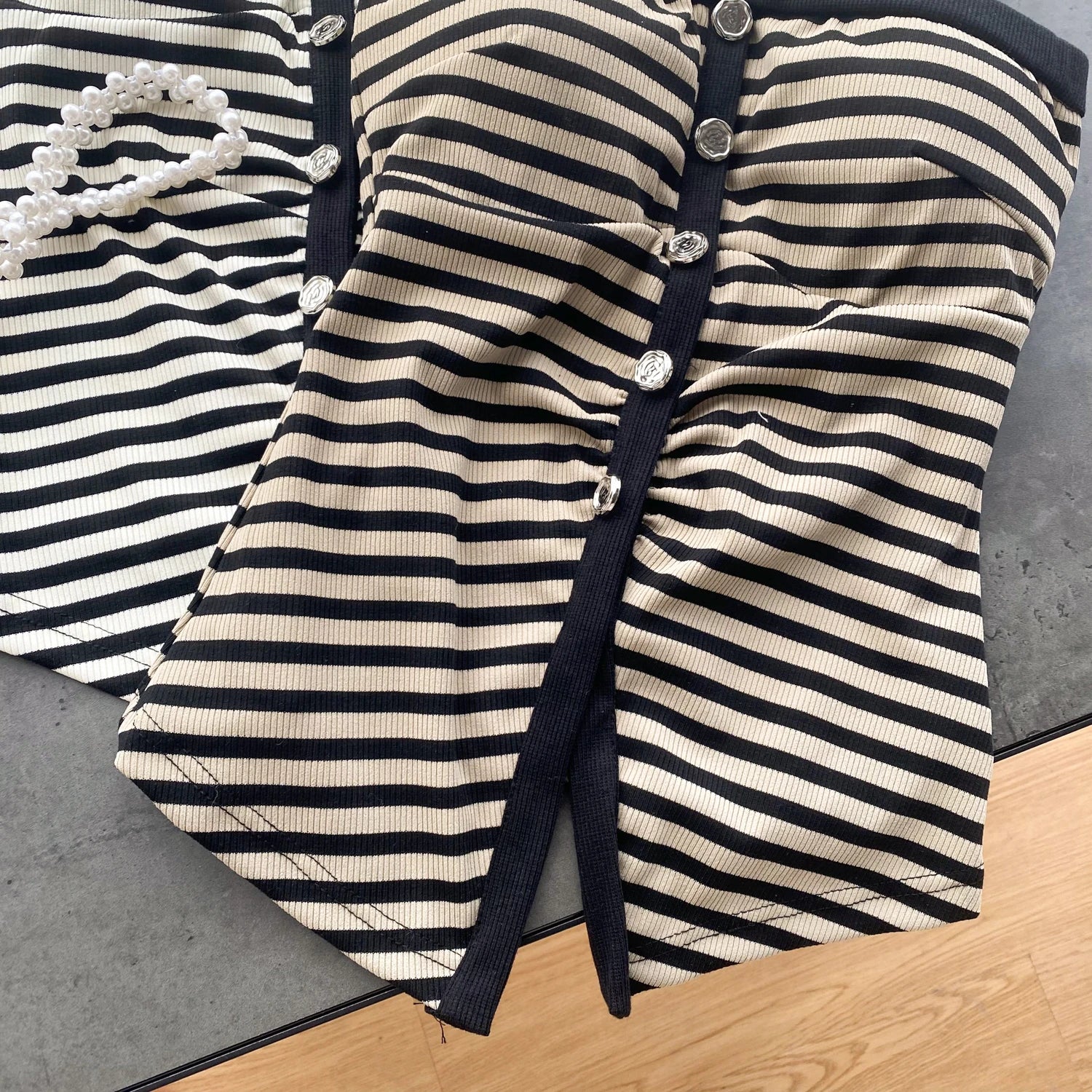 Striped shoulder camisole with built-in bra for summer wear - Image 6