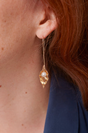
            
                Load image into Gallery viewer, Vita long gold leaf earrings with cultured freshwater pearls
            
        