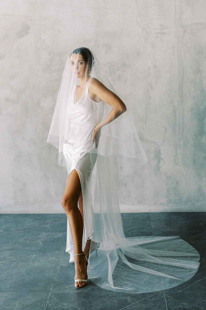 Elle Veil in fingertip length SILVER / STUDIO SALE