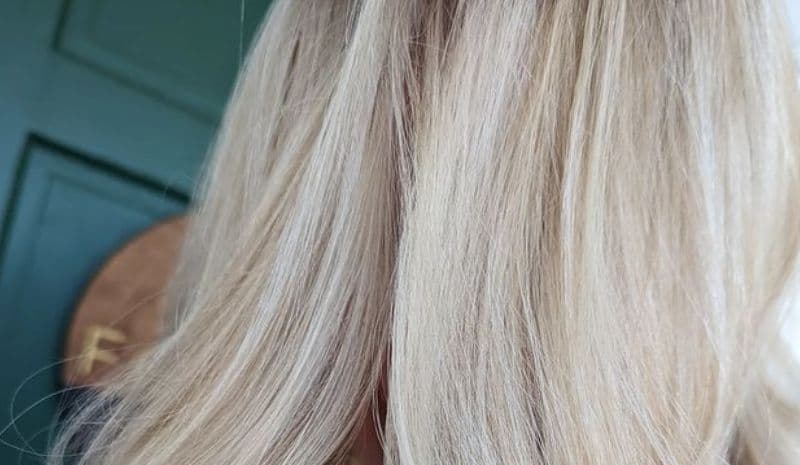 Blonde long wig on the woman