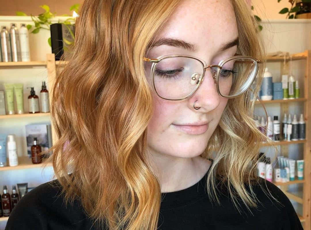 Honey blonde balayage hairstyle with boldface frame