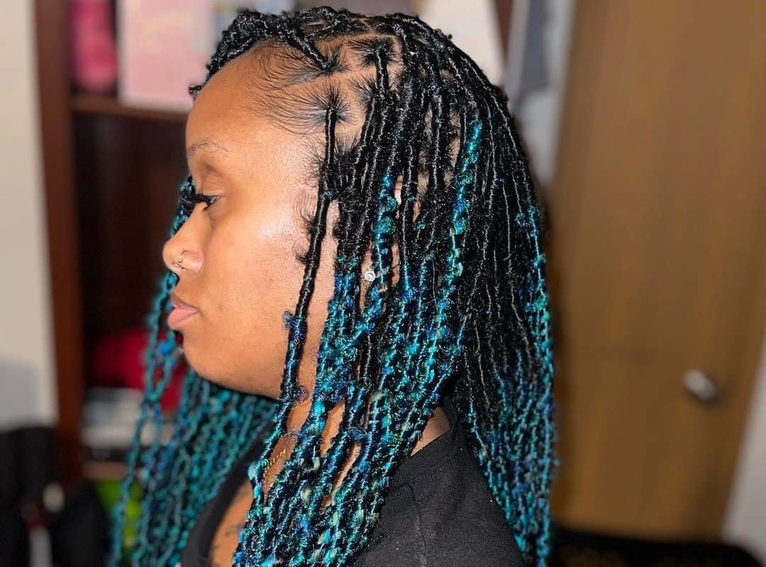 woman with black and blue ombre knotless braids