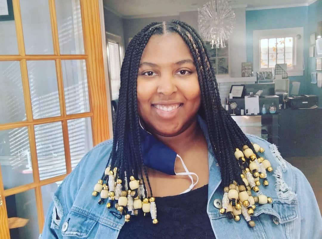 woman with brown knotless braids with thick beads