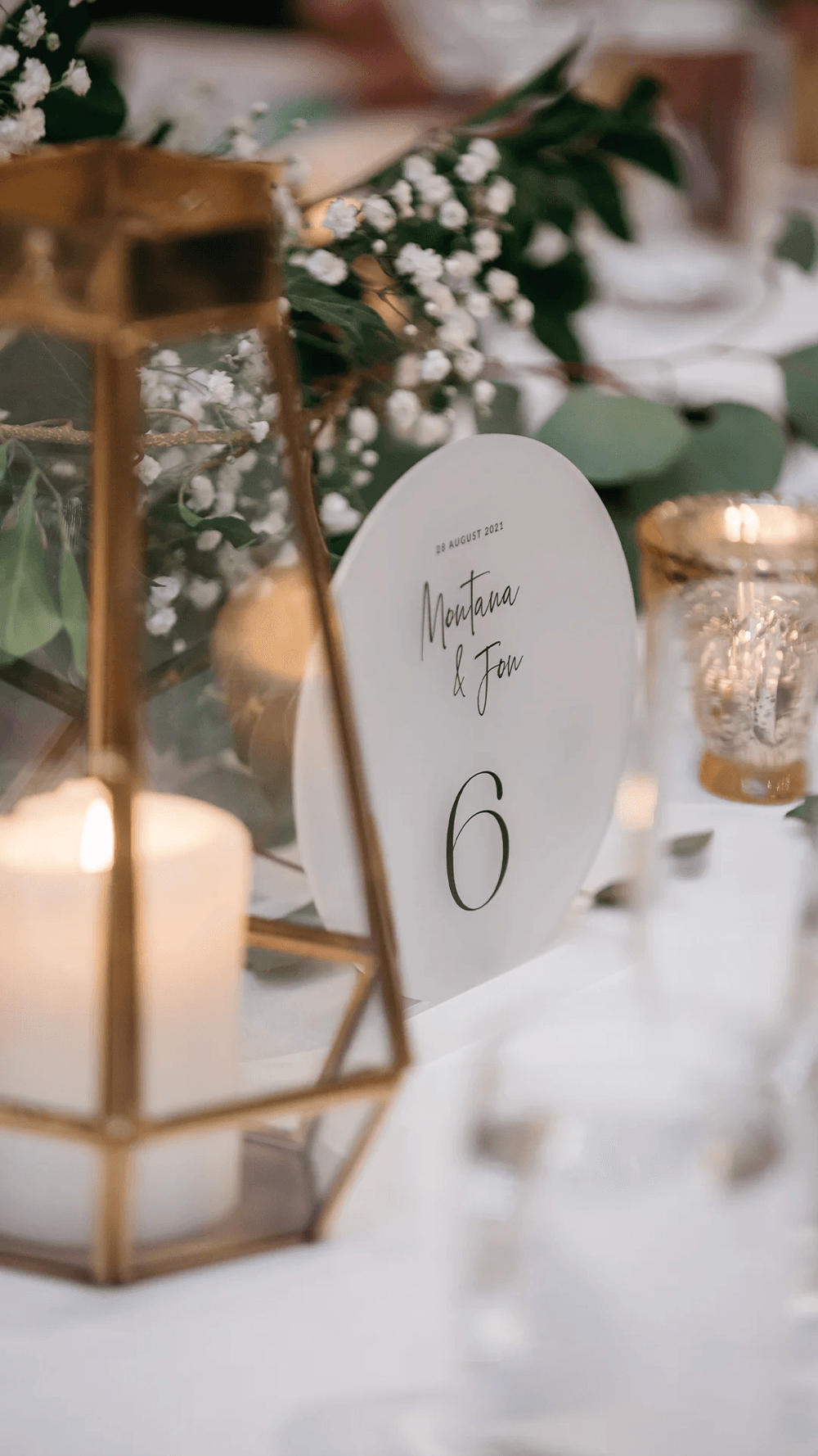Acrylic table numbers round.webp
