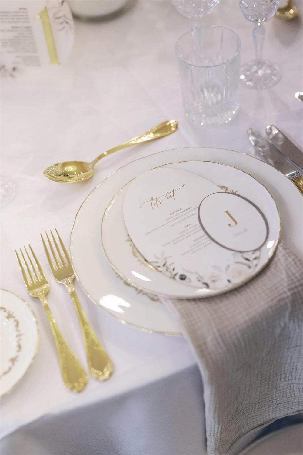 Oval Menu with place cards.webp