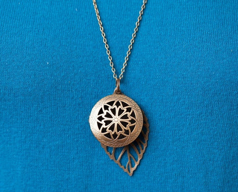 diffuser necklace essential oils from The Oil Collection