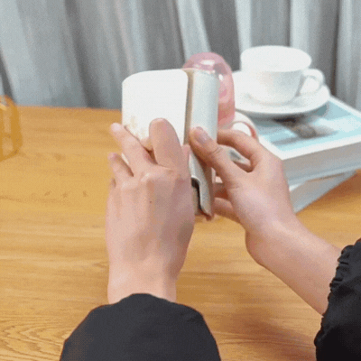 Chauffe biberon milkbot entourant biberon
