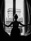 Girl In Paris Window - Sort/hvitt plakat