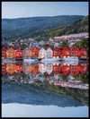 Bergen og bryggen med speilrefleksjon i vannet - Plakat - Plakatbar.no