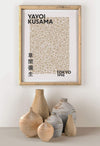 Yayoi Kusama Beige Dots Poster - Plakatbar.no