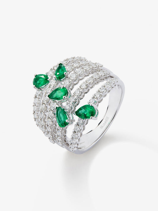 Anillo de oro blanco de 18K con 60 diamantes en talla brillante de con un total 1,02 cts y 5 esmeraldas verdes en talla pera con un total de 0,92 cts