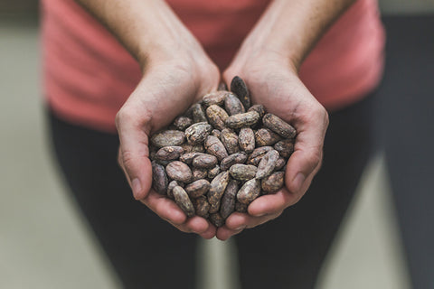 Katie tenant des fèves de cacao chez Soul Chocolate