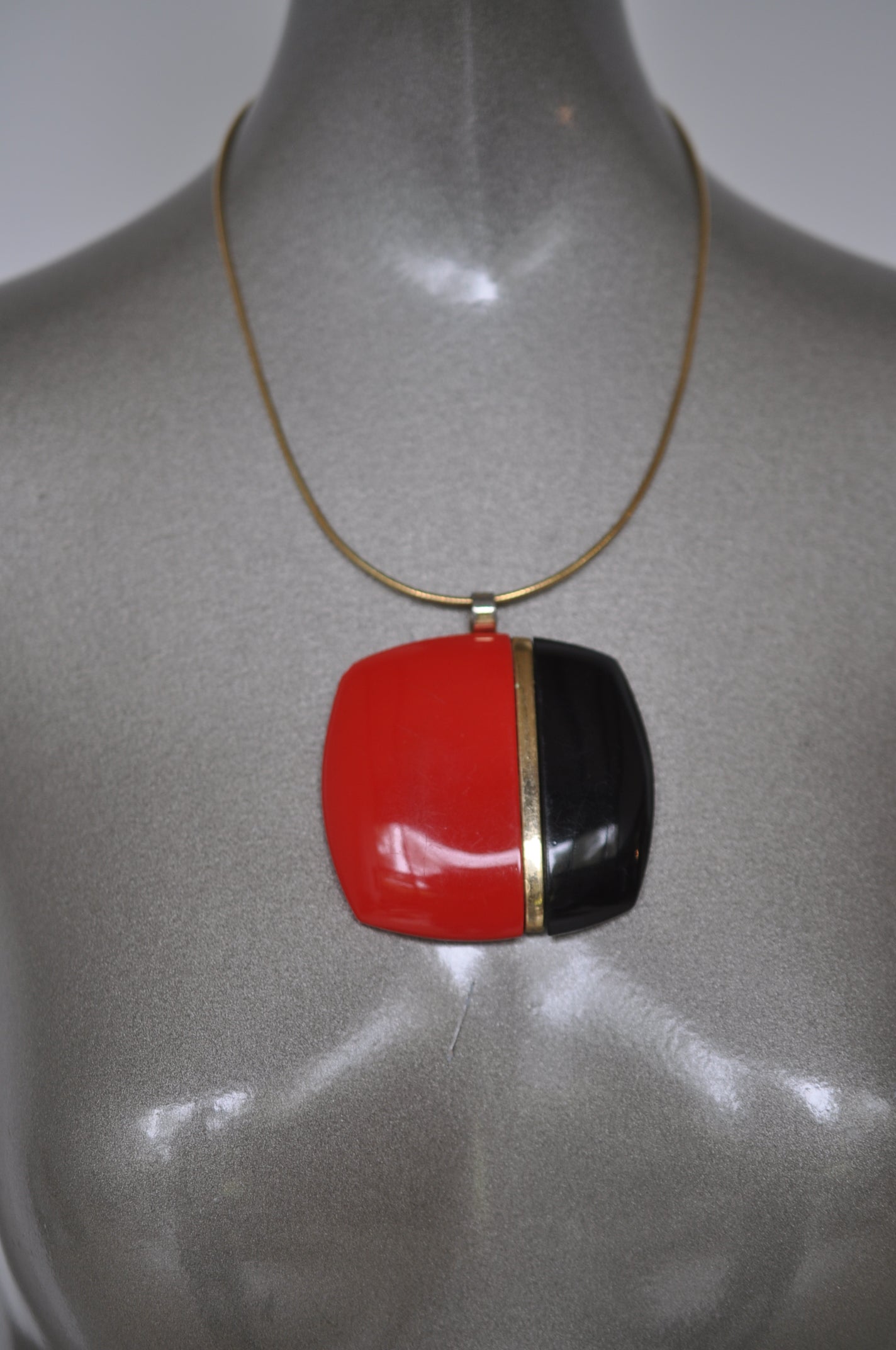 Lanvin necklace chunky pendant 1970s – Vintage Le Monde