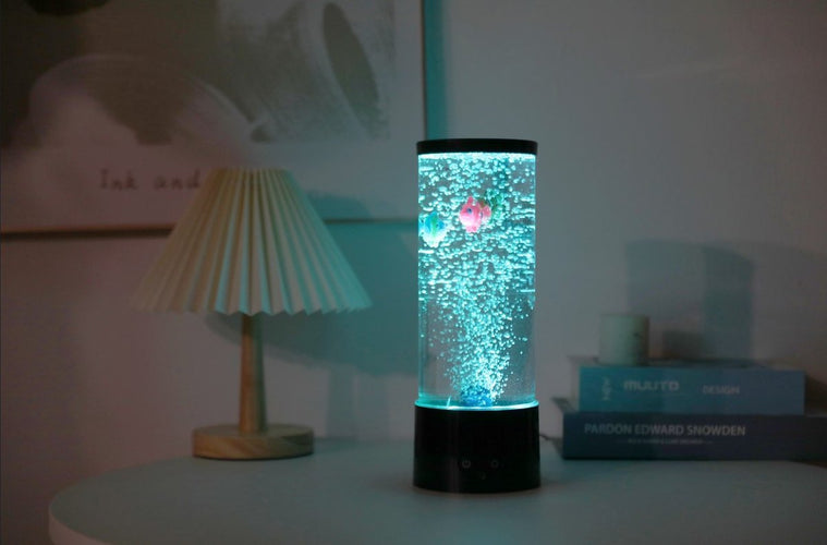 i-Total Lampe à Bulles avec Poissons - Mini Aquarium - Lampe à Lave - Avec 3 Faux Poissons - Veilleuse Enfants - Lumière de Lit - Eclairage Led - Couleurs multiples - Câble inclus - 30cm - Noir - 0362692af6171d0de96f118d68864def03aadbbf_1200x790_1_ebf37637-bf40-4f7c-a406-7815b11abcc8