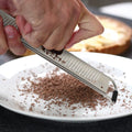 Râpe à zeste de citron en acier inoxydable tranchant comme un rasoir, râpe ergonomique pour la cuisine avec poignée et patin antidérapant, outil polyvalent pour zester le citron qui sert aussi de râpe à parmesan, râpe à ail, râpe à gingembre et bien plus - 6bfc973c1be83d859c9e86a7dfadcd416106854c_Enriched_product_image
