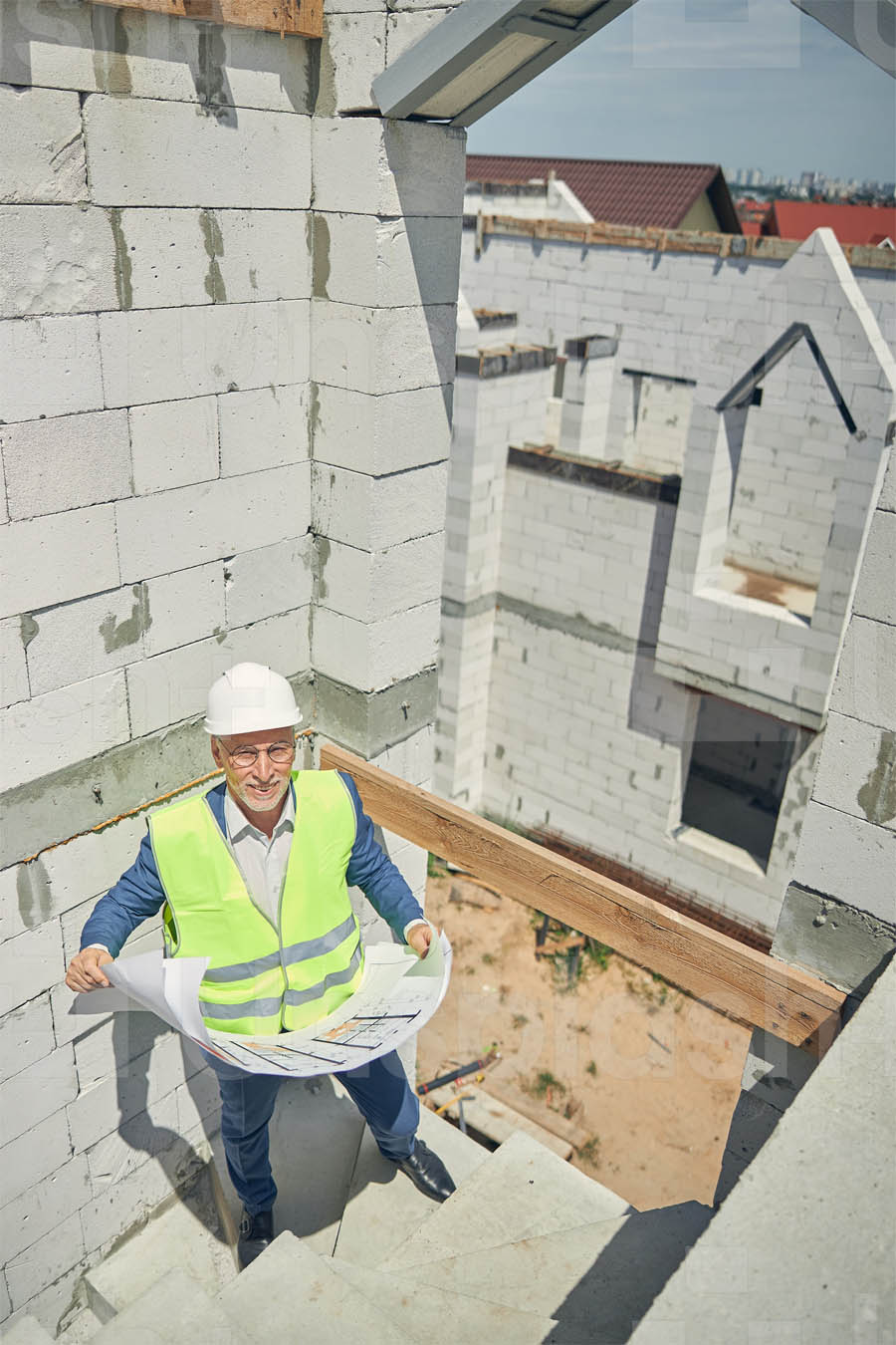 A construction professional reads plans in the sun. See Truewerk’s heat facts sheet for critical heat safety tips.