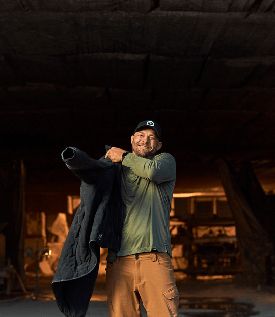 Un atleta industrial viste una camiseta de capa media Truewerk y un WerkPant.