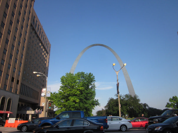 The Gateway Arch as seen across a downtown traffic jam