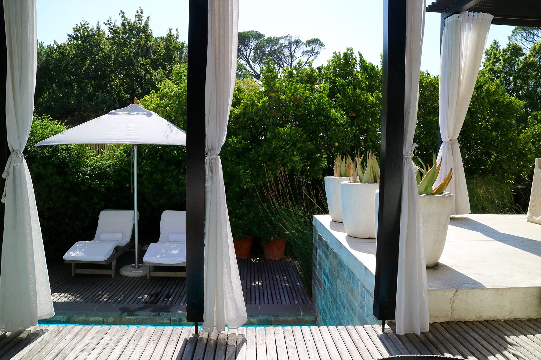 Kensington Place, Pool and lounge area