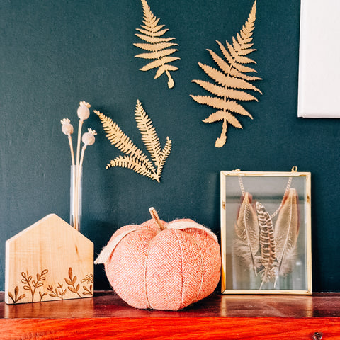 mantelpiece with pumpkin and botanical / floral autumn décor