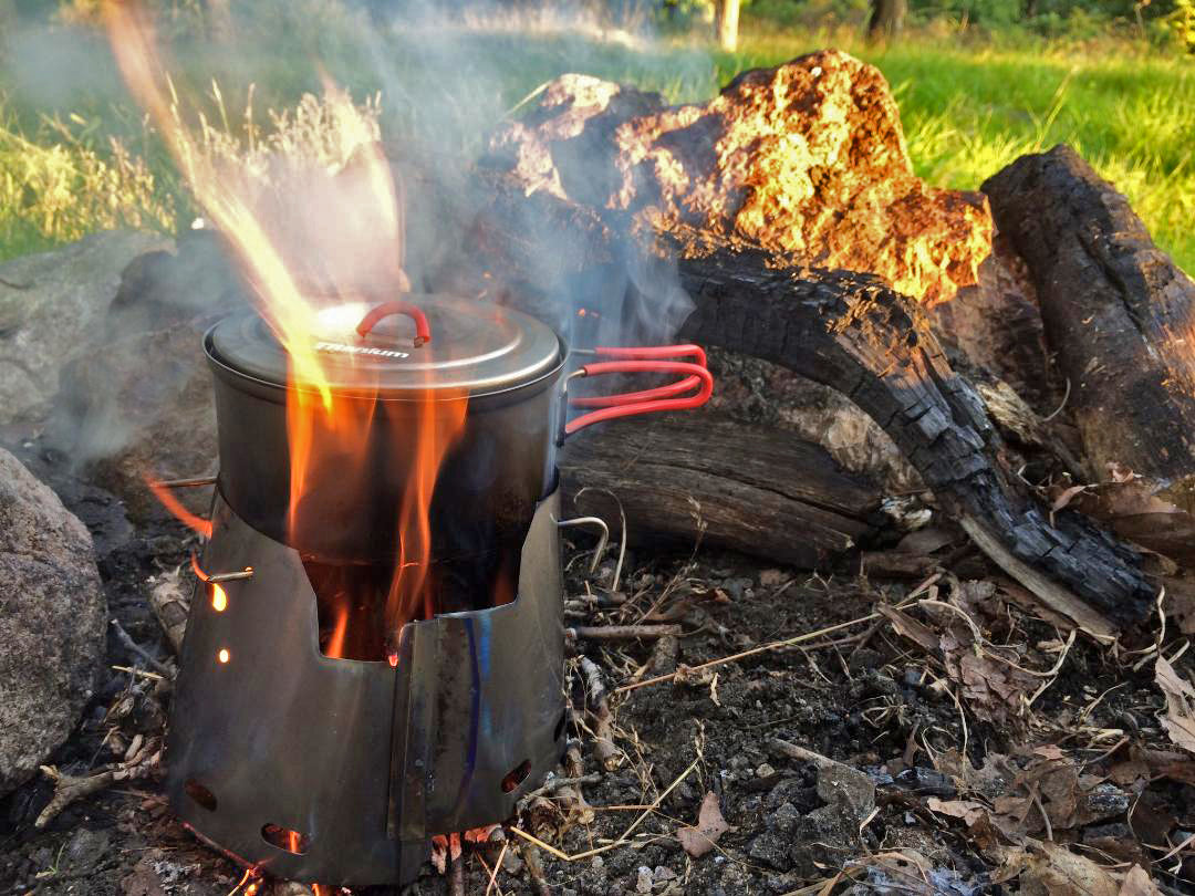Henri de La Vega sends these pictures of his Sidewinder Ti-Tri making dinner on the trail!