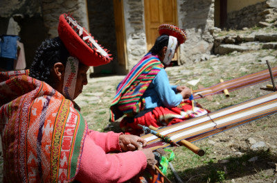 Women with threads in Andes