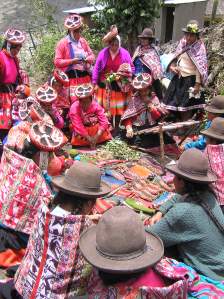 Weavers of Choqueqancha give a dying demonstration