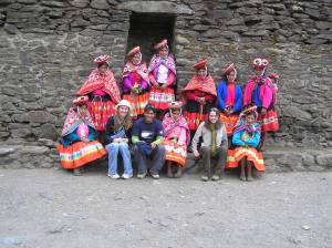 Weavers of Choqueqancha give a dying demonstration