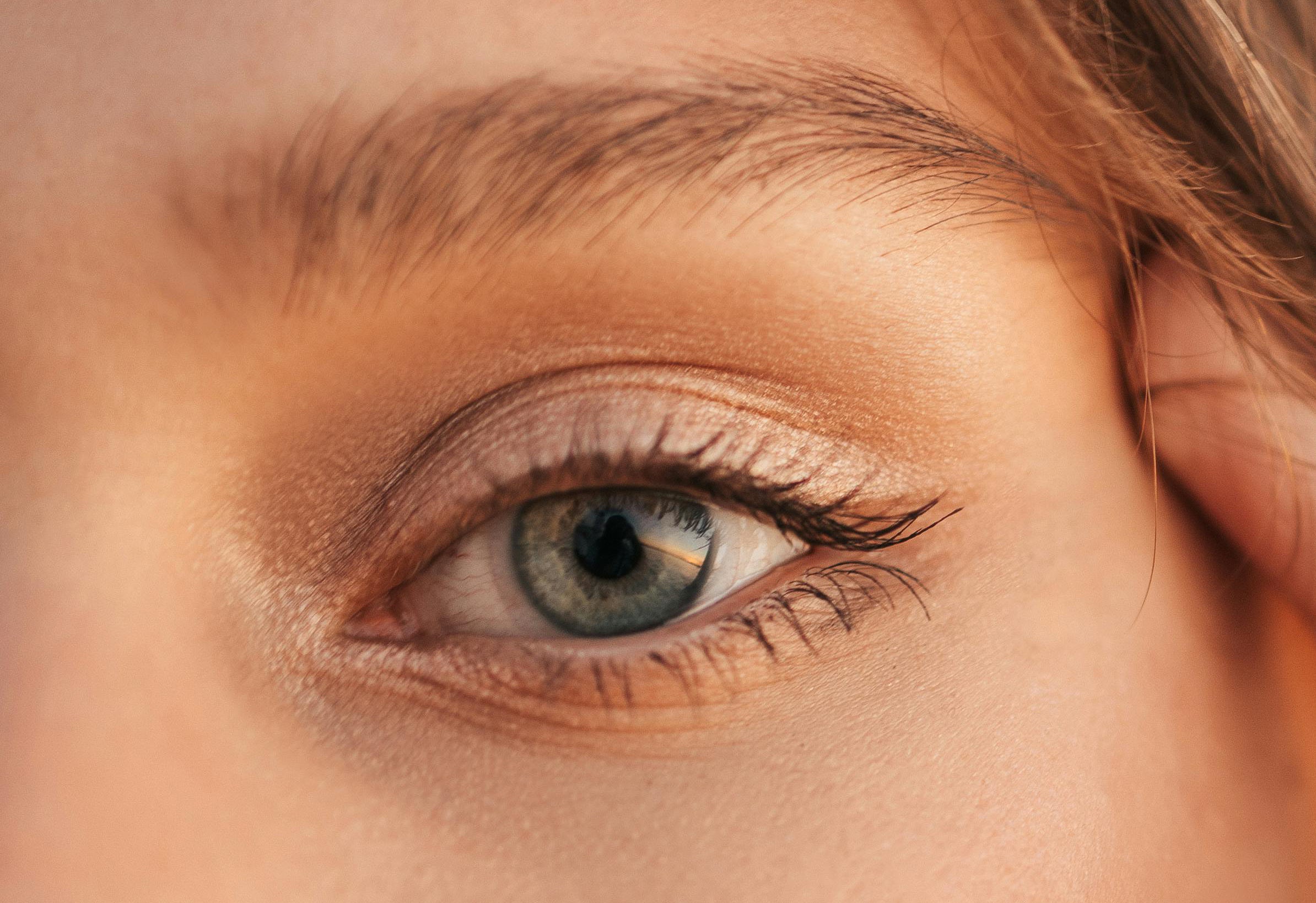 Women using natural eyelash growth serum from The Green Kiss
