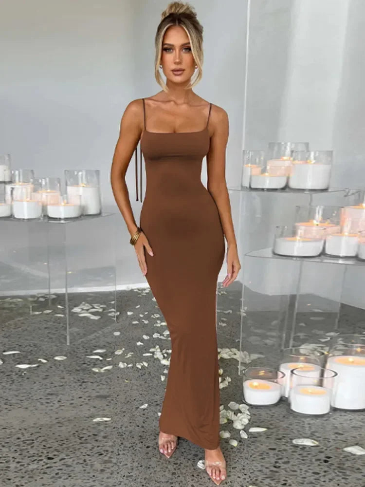Elegant Backless Pleated Maxi Dress for Summer Events - Image 3