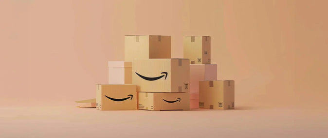 caixas de encomendas da Amazon sobre um fundo laranja.
