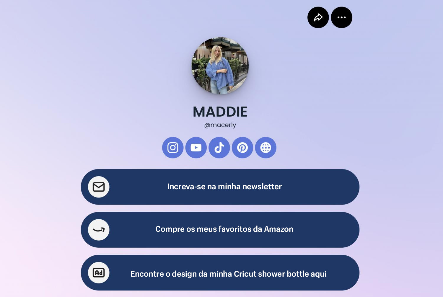 imagem da Maddie e do seu agregador de links de inscrição num fundo lilás claro.
