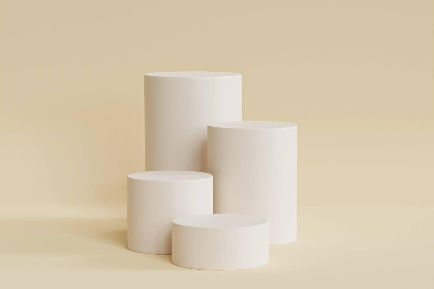 Quatro colunas metálicas de diferentes alturas num enquadramento minimalista.