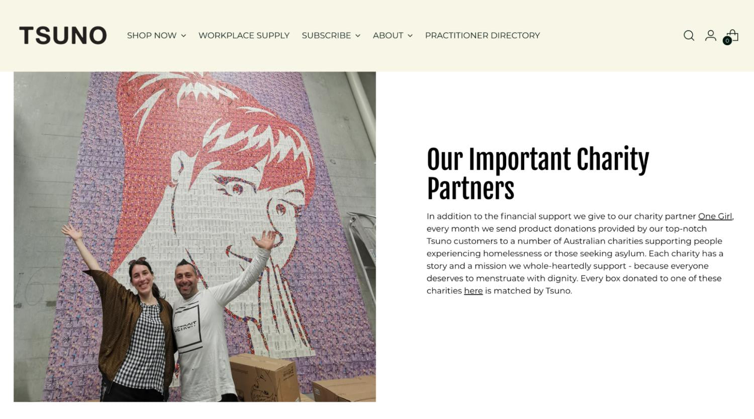 Duas pessoas a sorrir e a levantar os braços em frente a um mural composto por caixas de produtos Tsuno.